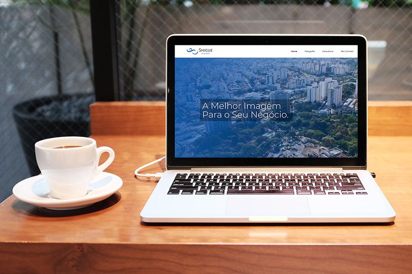 Site Shigue foto|mkt apresentado em um notebook
