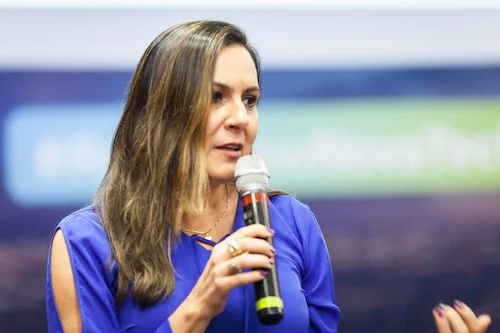 Palestrante com microfone no Roadshow TechData Brasil